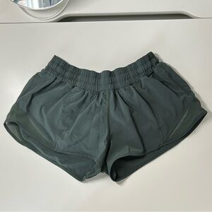 lululemon hotty hot short 2.5”